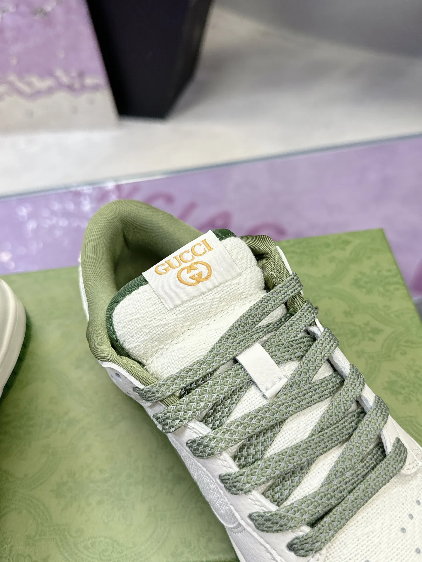 Men's shoes 💰580❤️❤️❤️ Gucci co-branded dunk Nike The latest official model 💓Gucci x Nike Dunk SB series 💓 Produced by Foshan Factory. The shoe body is made of off-white canvas as the main color, with an off-white leather frame overlay, making the shoe very versatile. The tongue is embroidered with yellow Gucci words, and the Swooshb on both sides of the shoe body The logo is embellished with sky blue, and the tongue is made of mesh material, which enhances breathability and is very versatile overall. The word Gucci on the lower side of the heel is decorated in 3D, the mini Nike Swoosh Logo on the side of the toe is embellished with sky blue embroidery, and the yellow Gucci brand name is printed on the heel to highlight the joint identity. Finally, an aged oxidized midsole and a blue outsole complete the overall design. Size: 35-45 Full set of Gucci packaging